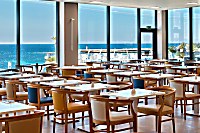hohe Fenster sorgen in den Restaurants für viel Licht und einen tollen Ausblick
